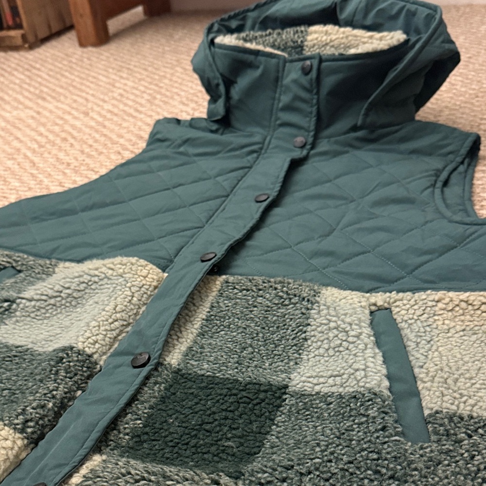 New Kavu Luna Peak Vest - women's large - plaid green hooded winter travel NWT - Picture 4 of 13